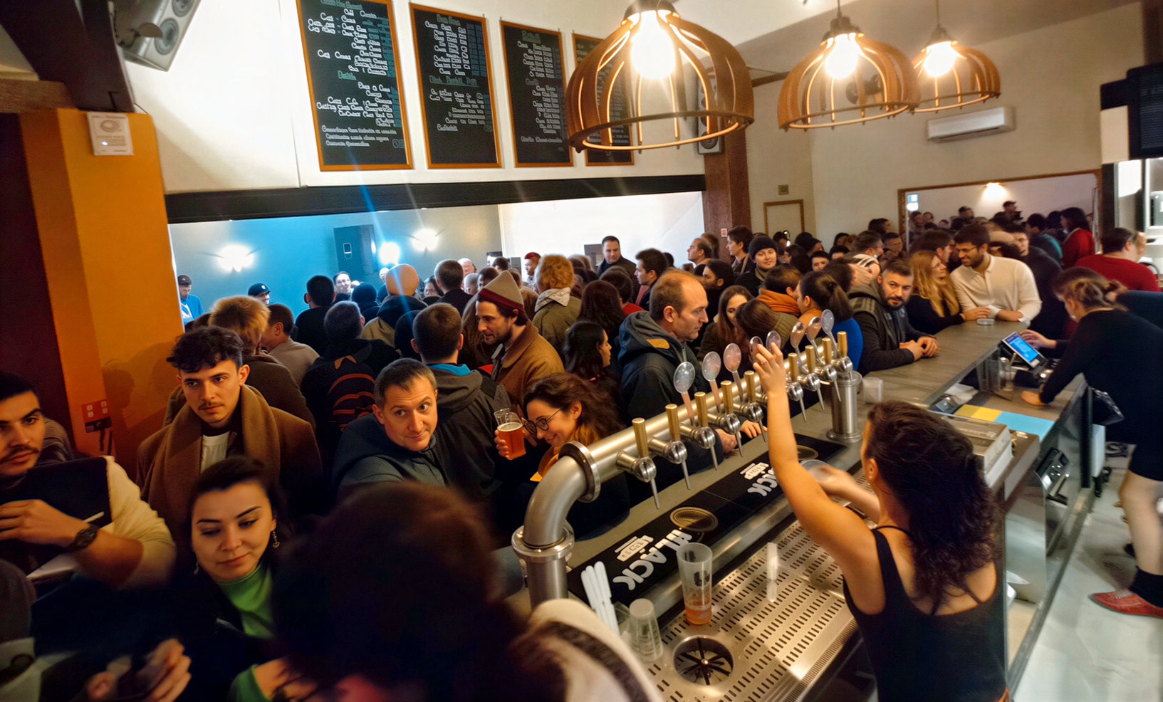 Public nombreux réuni dans le café-bar de La Locomotive lors d’une soirée.