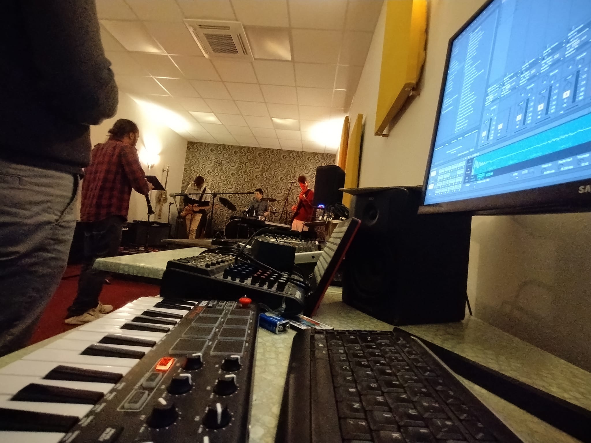 Salle de musique avec instruments et matériel de répétition.